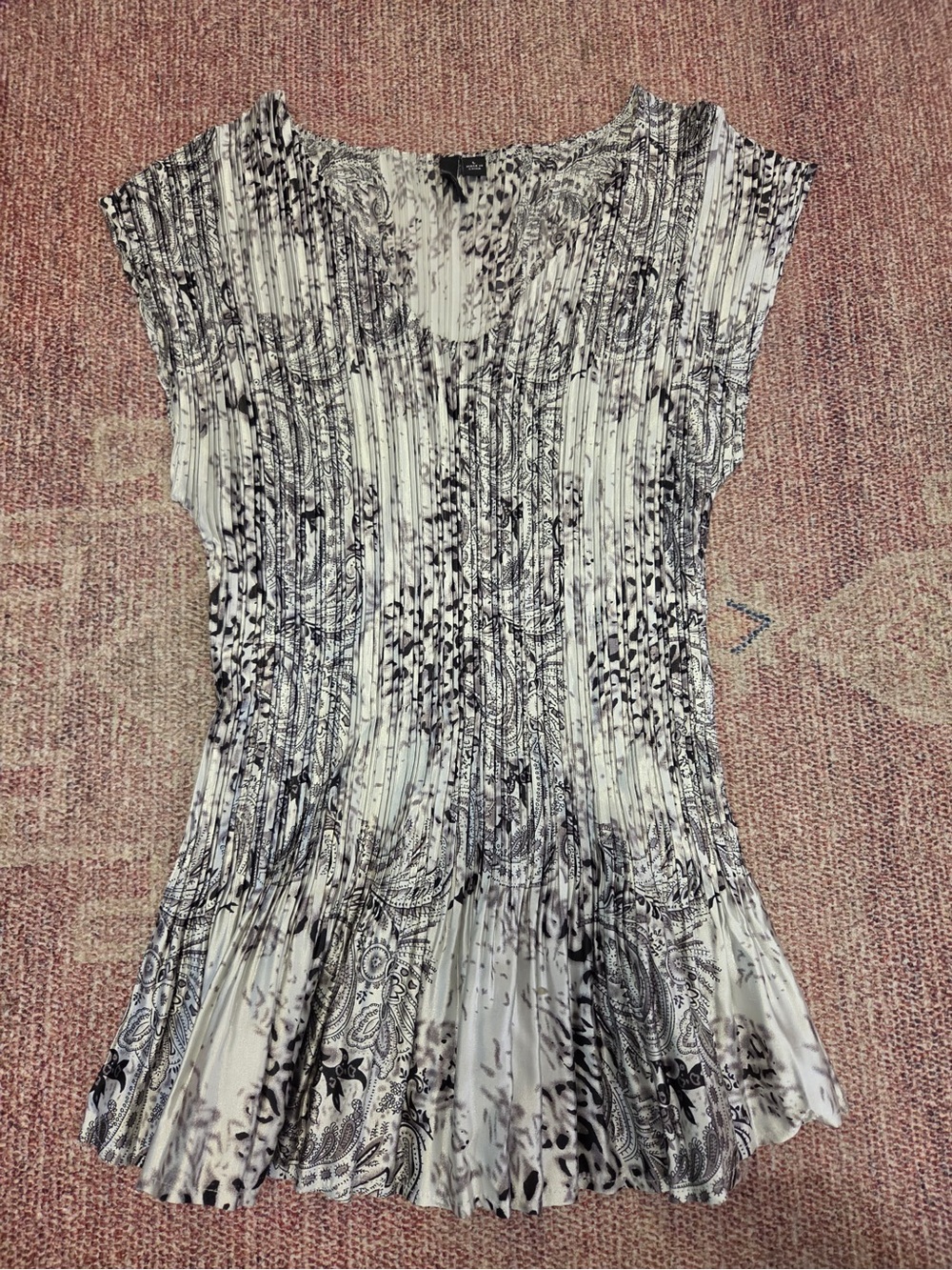 Milano made in Italy crinkle v neck sleeveless paisley floral top lg like new